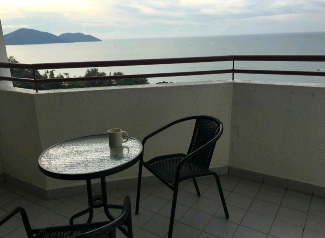 Executives Pantai Seaview Batu Ferringhi 2704 - 2 Bedrooms Exterior photo